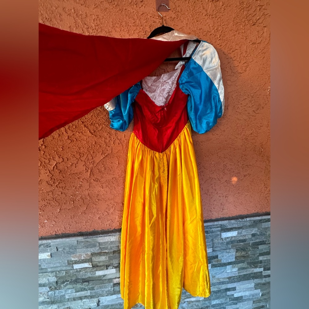 Snow White costume - Picture 2 of 3
